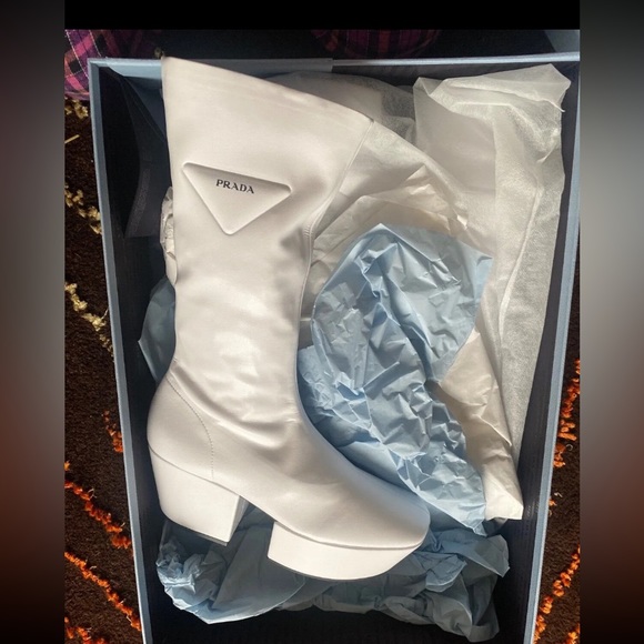 Size 7 US White PRADA boots, Brand new , never worn, original box and tags - Picture 3 of 4